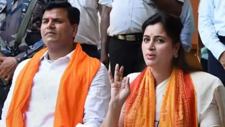 राणा दाम्पत्याच्या हनुमान चालीसा पठण प्रकरणातील गुन्हा मागे घेण्याची विनंती न्यायालयाने फेटाळली.आता अडचणीत होऊ शकते वाढ? 1 राणा दाम्पत्याच्या हनुमान चालीसा पठण प्रकरणातील गुन्हा मागे घेण्याची विनंती न्यायालयाने फेटाळली.आता अडचणीत होऊ शकते वाढ?