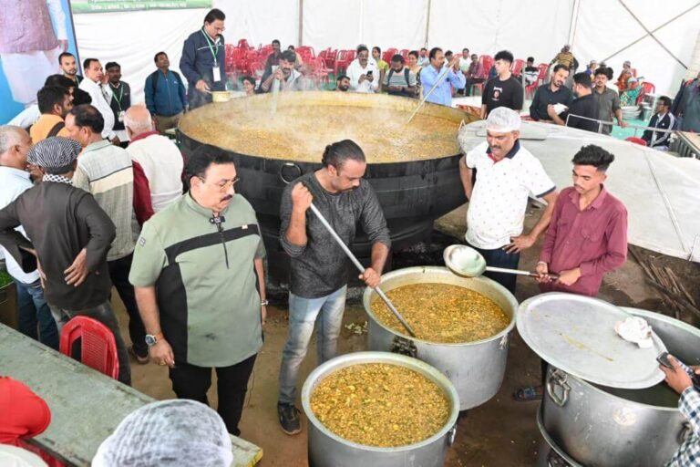 पालकमंत्री सुधीर मुनगंटीवार यांच्या संकल्पनेतून चंद्रपुरात झाला विश्वविक्रम! 6 पालकमंत्री सुधीर मुनगंटीवार यांच्या संकल्पनेतून चंद्रपुरात झाला विश्वविक्रम!