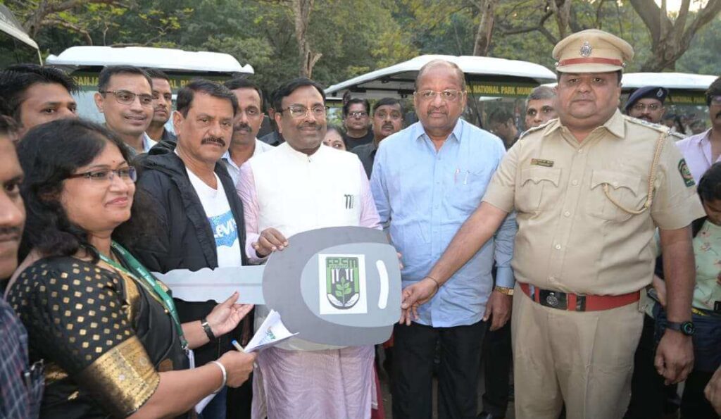 संजय गांधी राष्ट्रीय उद्यानात 6 इलेक्ट्रिक बस आणि 6 इलेक्ट्रिक कार्टचे मंत्री सुधीर मुनगंटीवार यांच्या हस्ते लोकार्पण