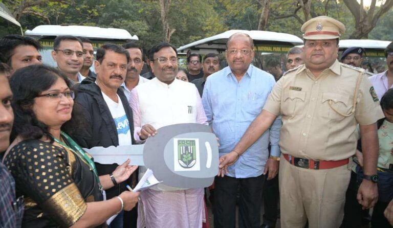 संजय गांधी राष्ट्रीय उद्यानात 6 इलेक्ट्रिक बस आणि 6 इलेक्ट्रिक कार्टचे मंत्री सुधीर मुनगंटीवार यांच्या हस्ते लोकार्पण 2 संजय गांधी राष्ट्रीय उद्यानात 6 इलेक्ट्रिक बस आणि 6 इलेक्ट्रिक कार्टचे मंत्री सुधीर मुनगंटीवार यांच्या हस्ते लोकार्पण