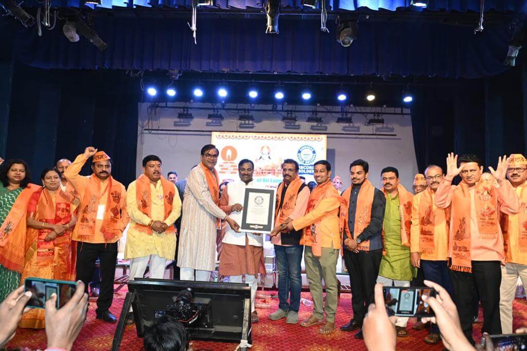 सियावर रामचंद्र की जय’ या दीपाक्षरांची विश्वविक्रमाला गवसणी !