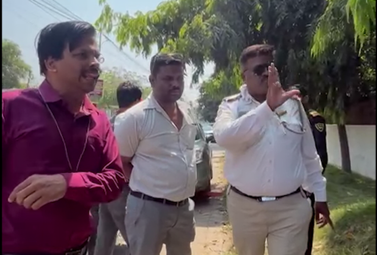 शहरात विविध ठिकाणी वाहतूक पोलिसांनी वाहने उचल्यावरून वाद. व्हिडीओ वायरल.. 1 शहरात विविध ठिकाणी वाहतूक पोलिसांनी वाहने उचल्यावरून वाद. व्हिडीओ वायरल..